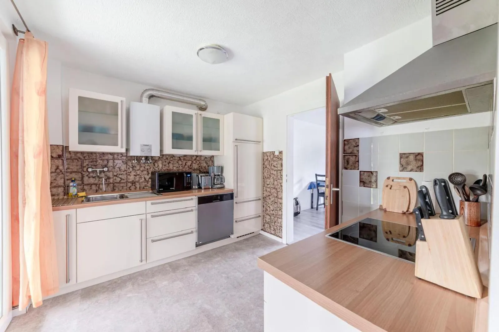 Cozy Villa With Garden, Balcony And Parking Area In Duesseldorf Apartment