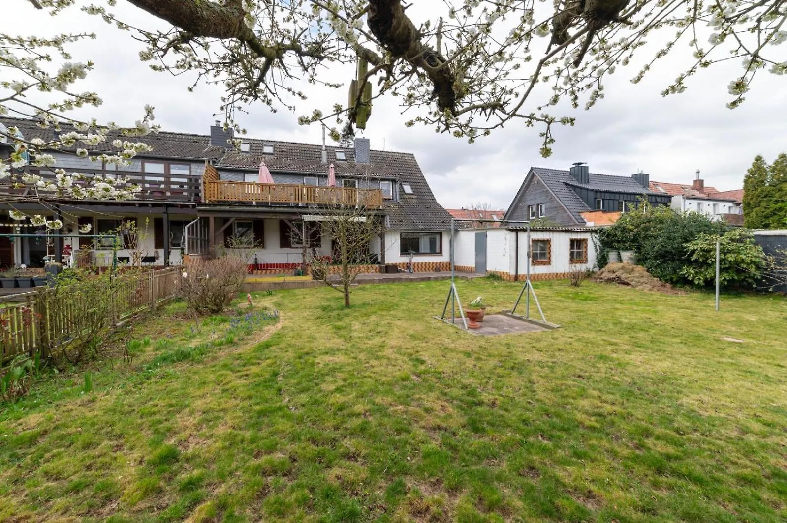 Cozy Villa With Garden, Balcony And Parking Area In Duesseldorf Apartment